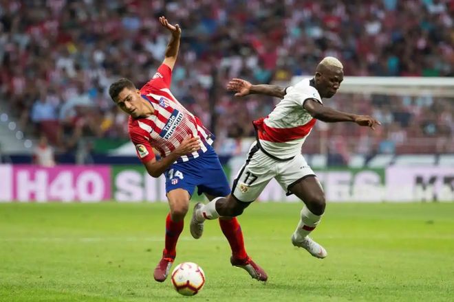 巴列卡诺后卫获得表现认可,成为球队中坚力量 巴列卡诺后卫获得表现认可,成为球队中坚力量