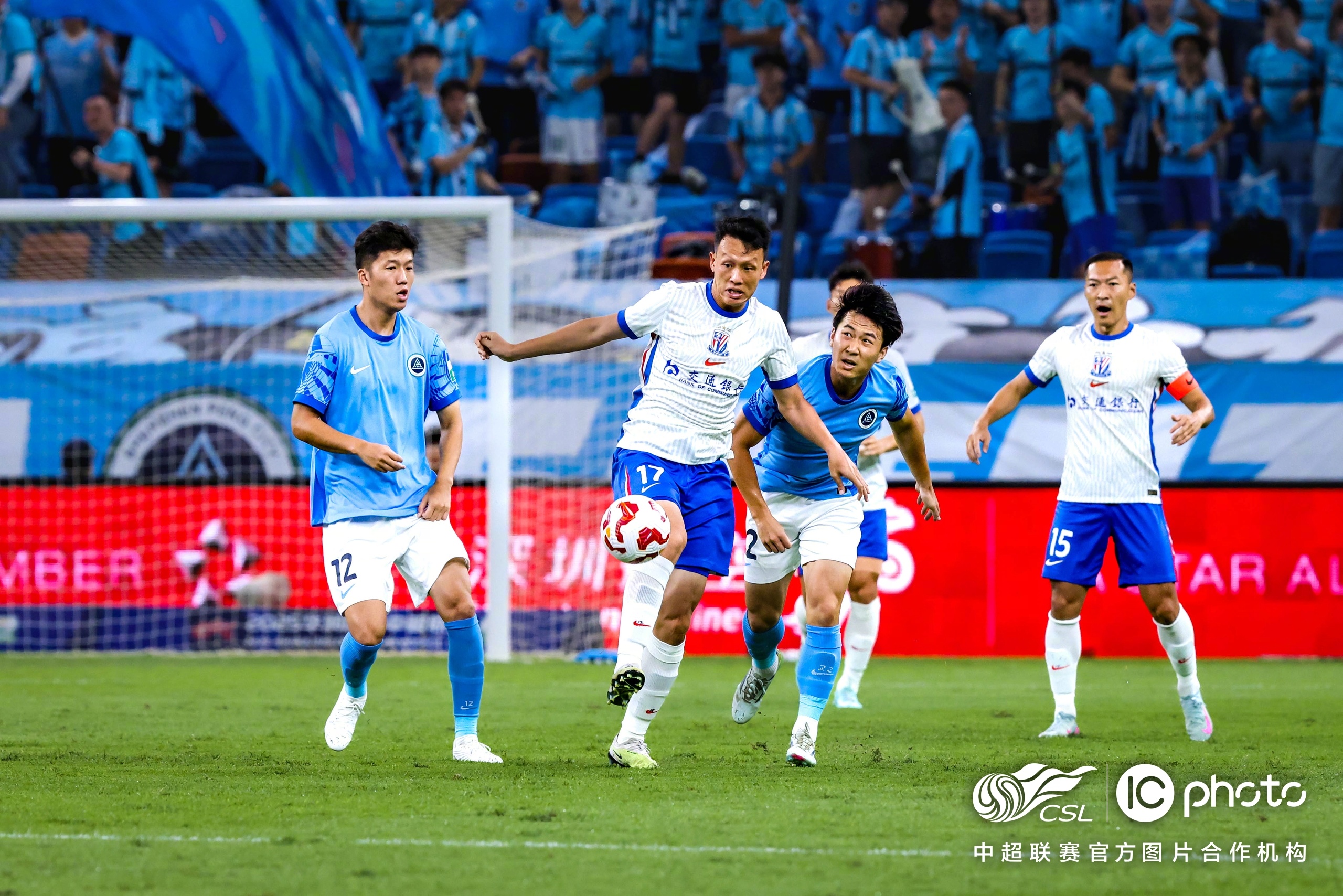 AYX体育赛事-联赛竞争白热化，各队不甘示弱