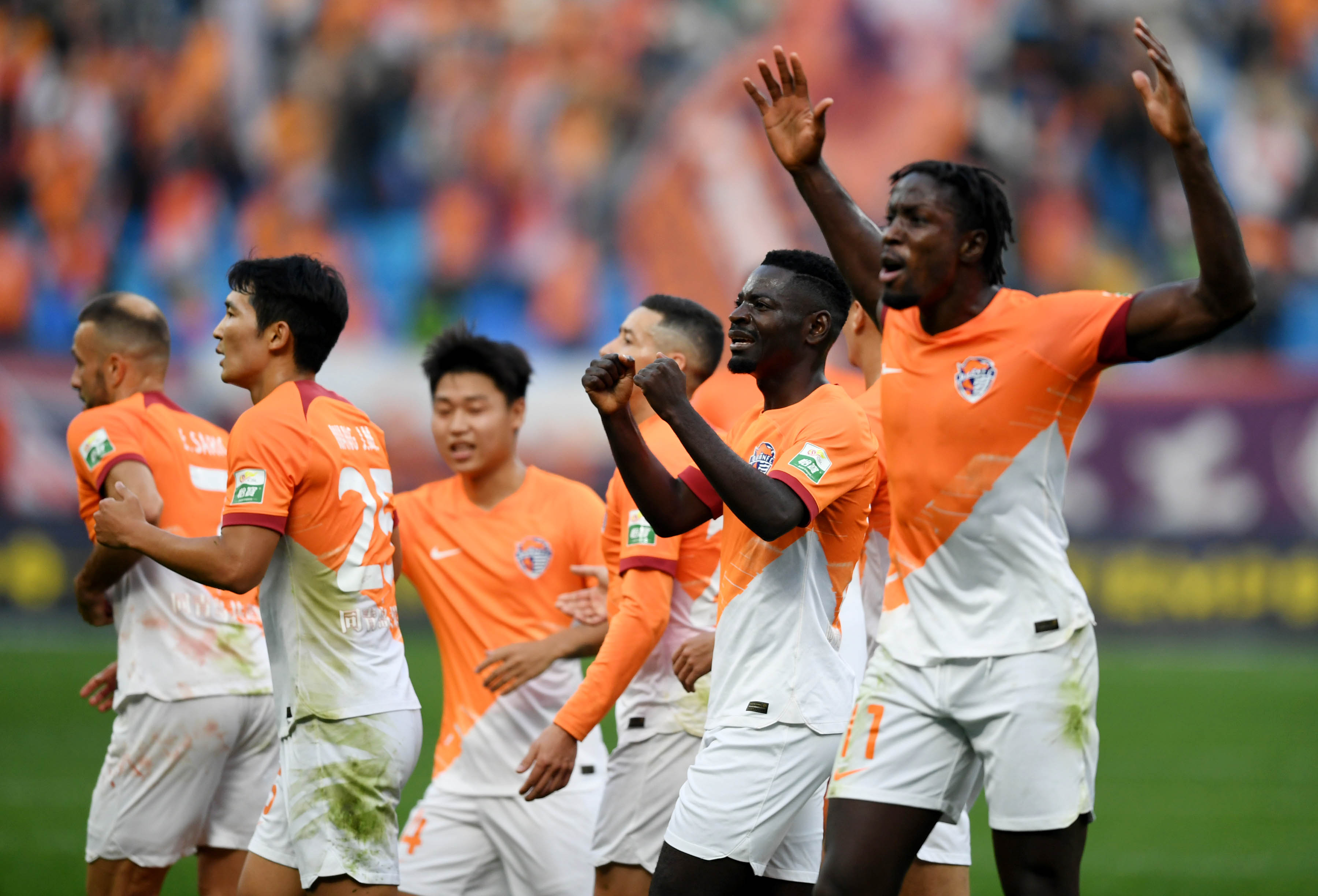 青岛海牛坚持拼搏,冲击胜利保级赛事 青岛海牛坚持拼搏,冲击胜利保级赛事