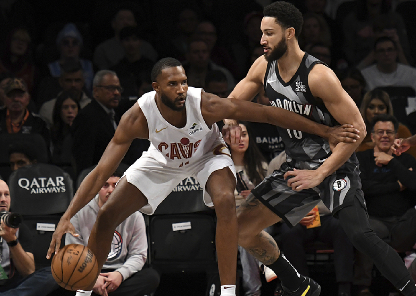 骑士鏖战快船，米切尔扛起全队