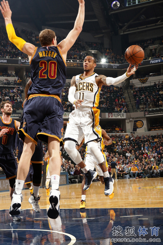 四川队鏖战步行者,欧文高光表现 四川队鏖战步行者,欧文高光表现