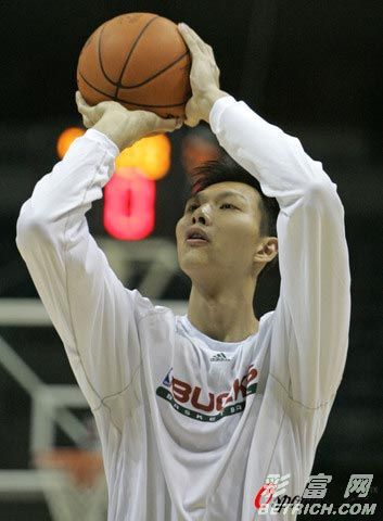 爵士险胜雄鹿,易建联刷新纪录 爵士险胜雄鹿,易建联刷新纪录