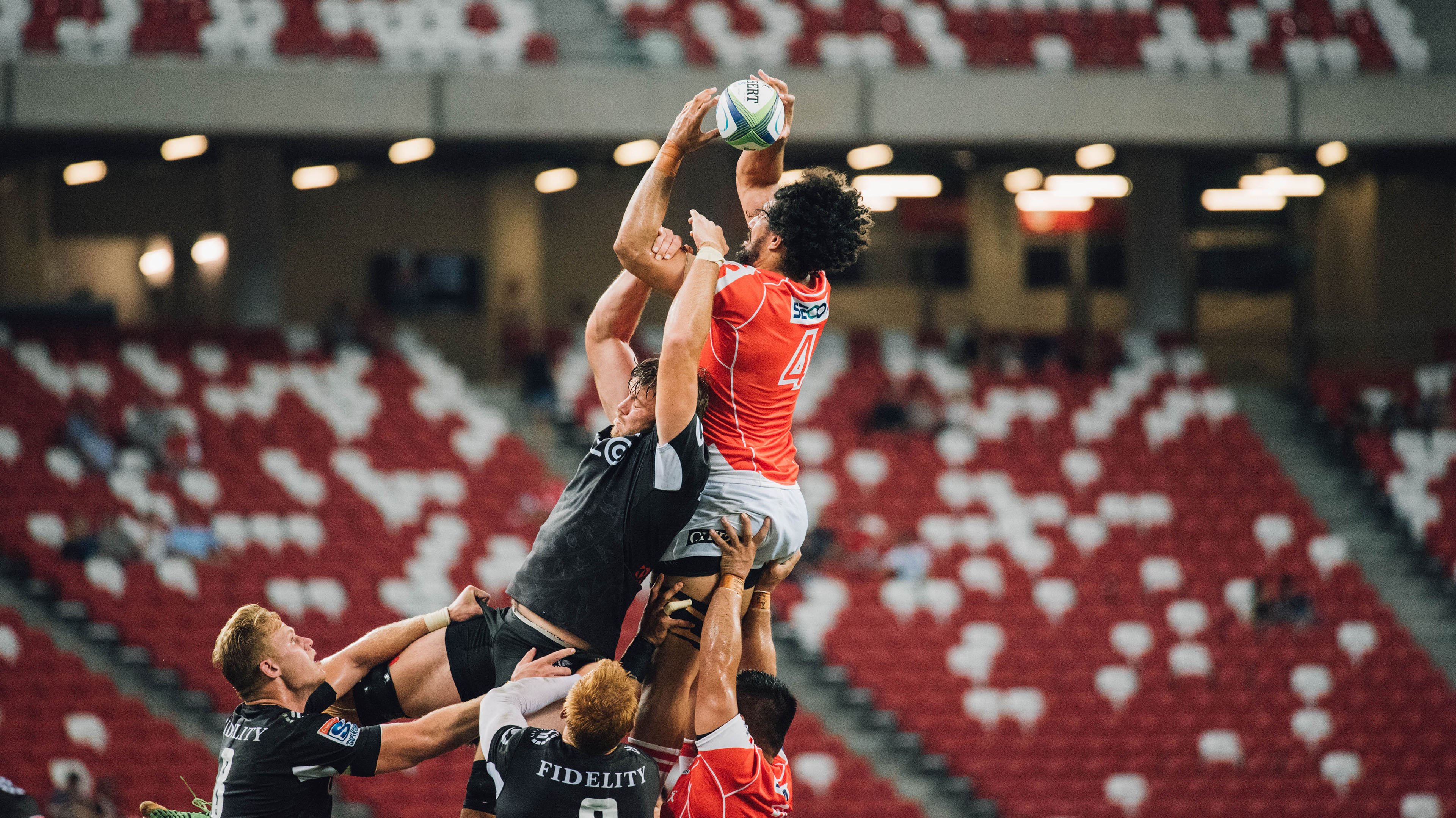 赛道上的双重奇迹，索伯逆袭终结梅赛德斯王朝，汉密尔顿以孤独纪录书写不朽